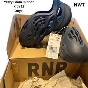 (NWT) Yeezy Foam RNNR Kids Onyx - 11K -